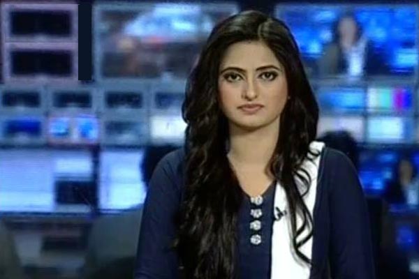 Female News Anchor Hina Ayra